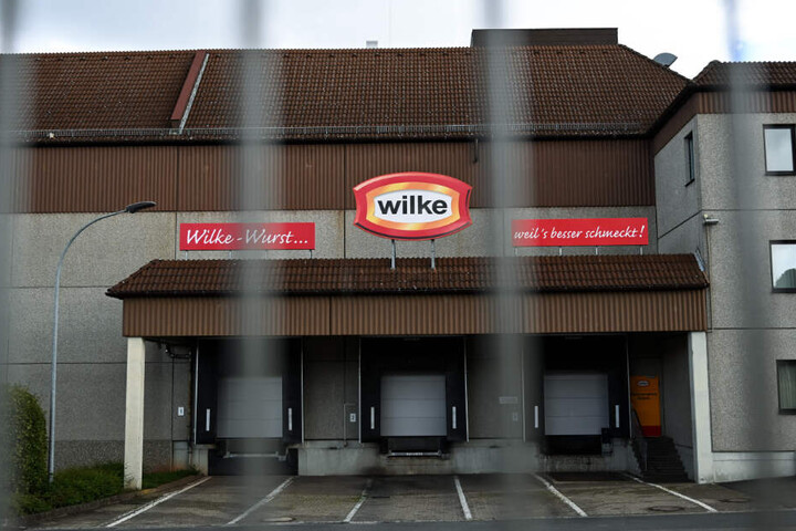 Heruntergelassen sind die Rolltore des Fleischherstellers Wilke Wurstwaren.