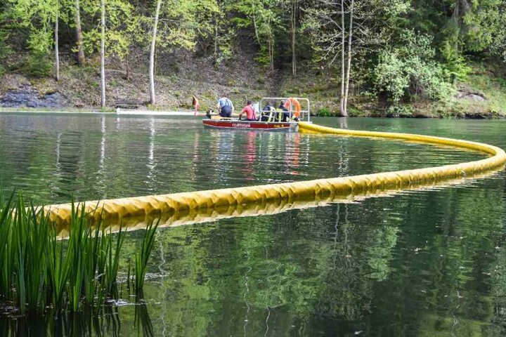 Die Feuerwehr verlegte eine Sperre, damit sich das Öl nicht weiter ausbreitet.
