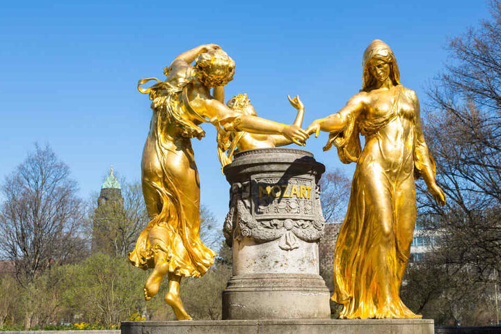 Der heutige Mozartbrunnen 30 Meter entfernt ist eine Nachbildung.