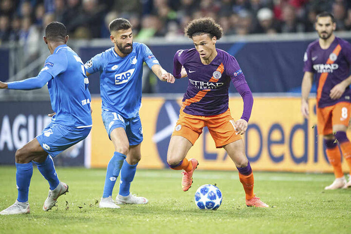 Szene aus dem Hinspiel zwischen Hoffenheim und ManCity: Leroy Sane (r.) zieht mit dem Ball am Fuß an Kerem Demirbay vorbei. Die Engländer gewannen in Sinsheim mit 2:1.