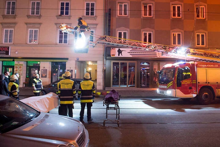 Zehn Menschen wurden verletzt. Vier von ihnen wurden mit einer Rauchvergiftung ins Krankenhaus gebracht.