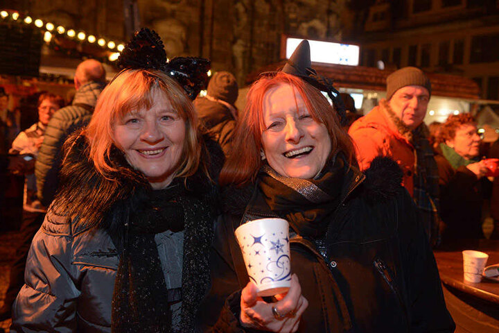 Gute Laune bei Gästen der Open-Air-Veranstaltung vor der Oper.
