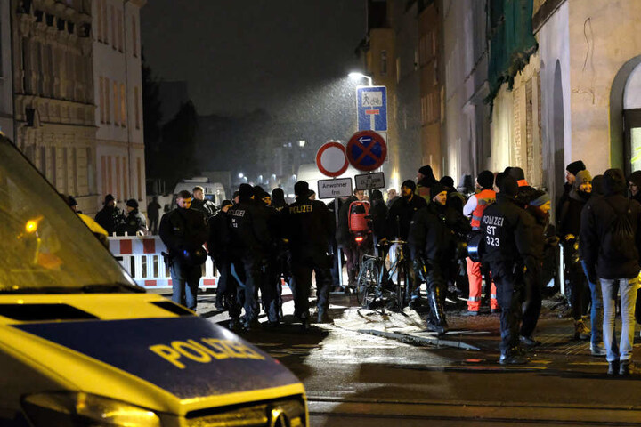 An der abgesperrten Hafenstraße versammelten sich mehrere Demonstranten und Schaulustige.