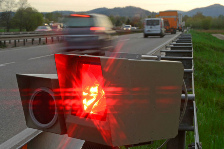 Bei Rot über die Ampel oder zu oft geblitzt: Viele Chemnitzer müssen ihre Fleppen abgeben. Dann ist anwaltlicher Rat gut und teuer.