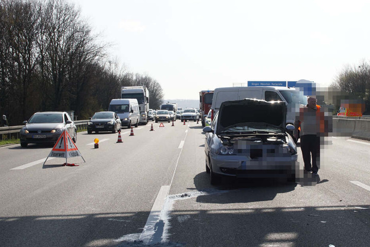Fahrzeuge werden an der Unfallstelle vorbeigeleitet.