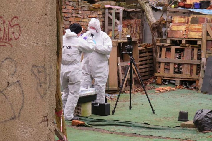 Die Ermittler bei der Tatortarbeit am Abrisshaus Apostelstraße.