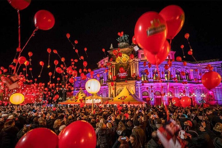 Wie in den Vorjahren auch werden Tausende rote Luftballon vom Theaterplatz aufsteigen.