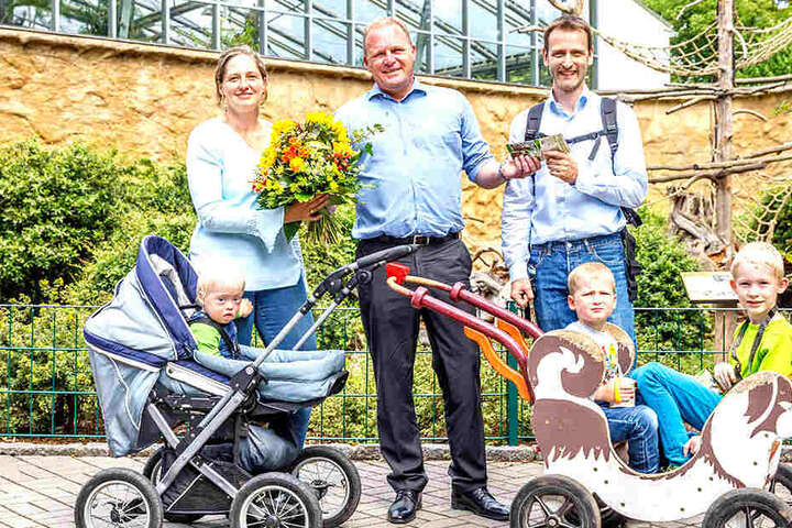 Zoo-Chef Karl Heinz Ukena (Mitte) begrüßte die Jubiläums-Besucher am Freitag dem Dreizehnten höchstpersönlich.