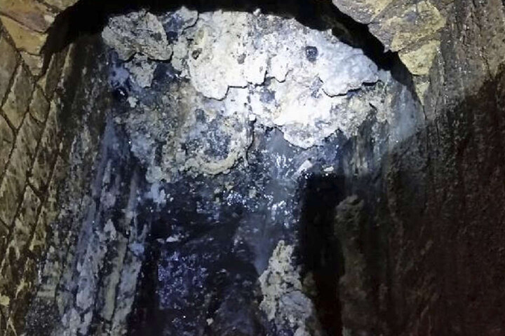 Hier sieht man einen Teil des riesigen Fettbergs, der einen Abwasserkanal in Whitechapel verstopft.