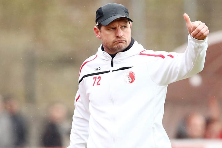 Daumen hoch! Wird er neuer FCE-Trainer. Steffen Baumgart zuletzt beim Regionalligisten Berliner Ak tätig.