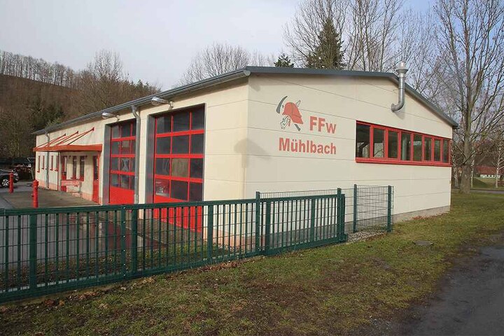 Hier im Feuerwehrhaus werden die Grundschüler die letzten beiden Wochen vor den Sommerferien unterrichtet. Hier wird auch Mittag gegessen.