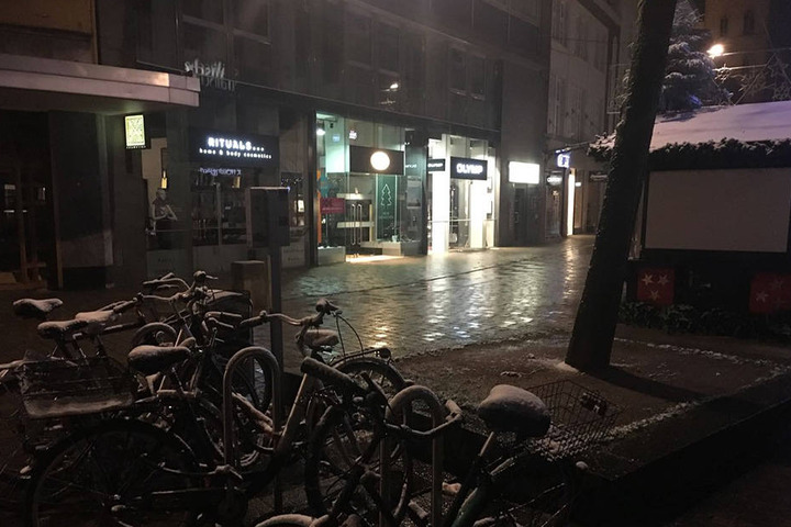 Liegen bleiben wird die weiße Pracht leider nicht.