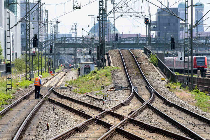 Ein Bauarbeiter untersucht die S-Bahn-Stammstrecke zwischen Donnersbergerbrücke und Hackerbrücke. (Archivbild)