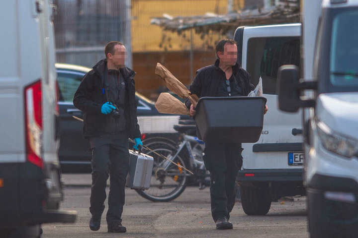 Polizisten sicherten am Sonntag Spuren und Beweismittel am Tatort.