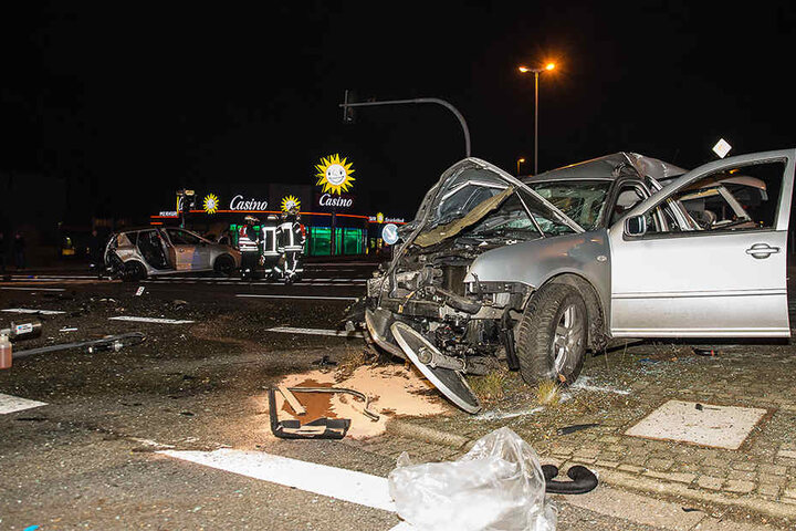 Die Wucht des Aufpralls erkennt man auch daran, dass die Fahrzeuge etwa 50 Meter voneinander entfernt zum Stehen kamen.