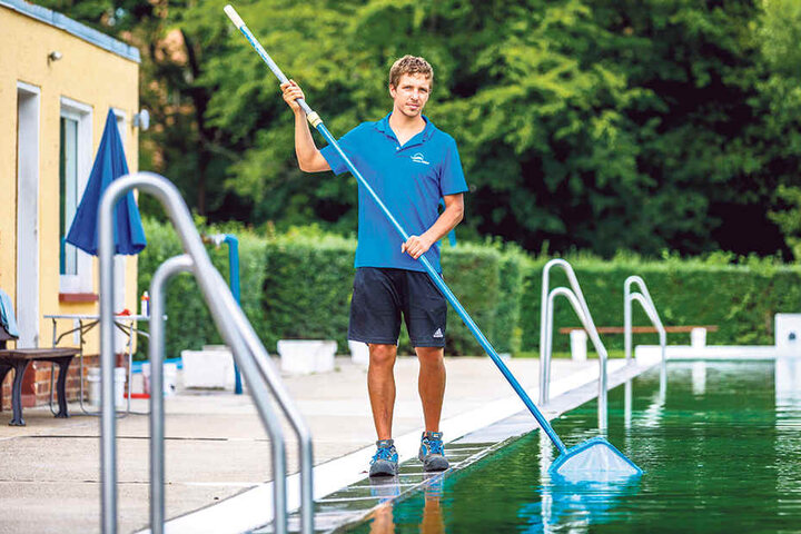 Schwimmmeister Marcus Diller (25) hatte am Samstag viel Zeit, sich um die Reinheit
des 18 Grad warmen Wassers im Schwimmbecken zu kümmern.