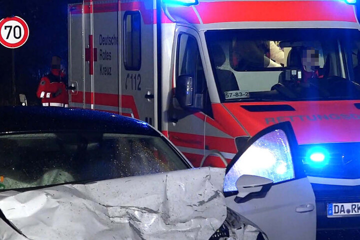 Zwei Männer wurden schwer verletzt. Ein 28-Jähriger starb noch am Unfallort.