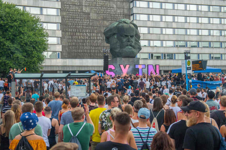 Da war die Brückenstraße dicht: Das Rap-Duo lockte mehrere tausend Menschen ins Zentrum.