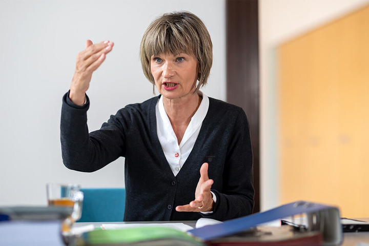 Laberverbot geplant: OB Barbara Ludwig (57, SPD) will dem Stadtrat Neuerungen in der Geschäftsordnung vorschlagen, wie die Begrenzung der Redezeit.