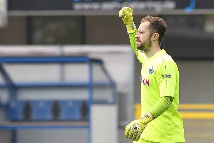 Lukas Kruse hat die Eins hinten auf dem Trikot stehen.