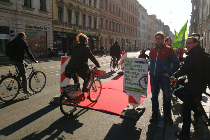 Initiativen setzen sich seit Monaten für die Schaffung einer Radspur in der Jahnallee ein. Hier zu sehen eine Aktion der Grünen im April.