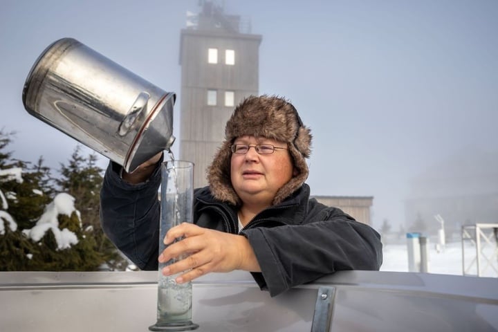 Die Wetterstation auf dem Fichtelberg wird nach 102 Jahren geschlossen. Meteorologin Claudia Hinz (46) misst zum letzten Mal die Niederschlagsmenge.