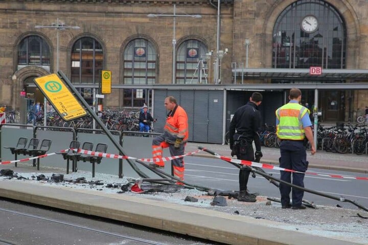 Insgesamt entstand ein Sachschaden von ca. 80.000 Euro am Wagen und der Haltestelle.
