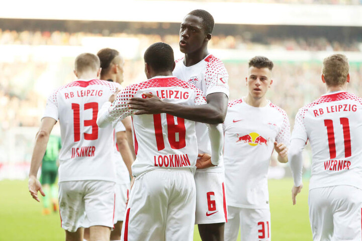 Der kurz zuvor eingewechselte Ademola Lookman konnte den 1:1-Ausgleich markieren. Seine Mannschaftskollegen freuten sich dementsprechend mit ihm.