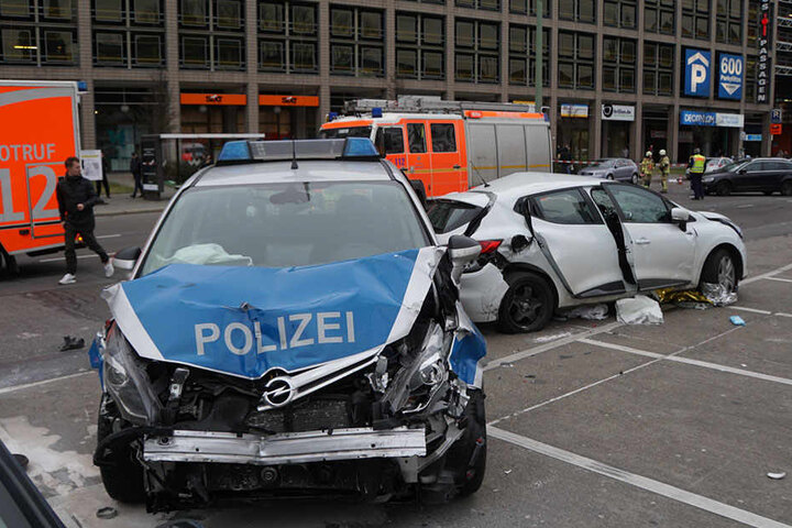 Der Polizeiwagen raste in die linke Seite des Renault Clio der jungen Frau (21).