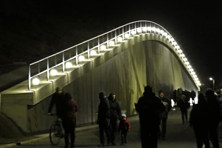 Der Schwibbogen in Ortmannsdorf: 35 LED-Lampen auf der Stützmauer.