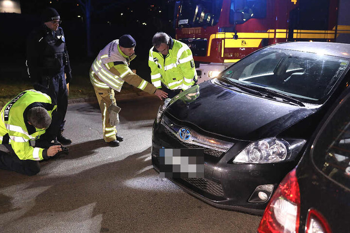 Unfallspezialisten der Dresdner Polizei prüfen den Toyota.
