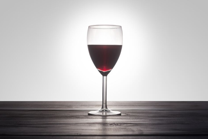 Der Vater der beiden Kleinkinder behauptet, sie hätten sich den Wein selbst eingeschenkt. (Symbolbild)
