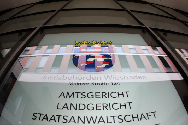 Der Prozess gegen den 49-Jährigen beginnt am Montag um 9 Uhr vor dem Landgericht Wiesbaden (Archivbild).