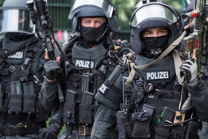 Das SEK überwältigte den Mann und nahm ihn schließlich fest. (Symbolbild)