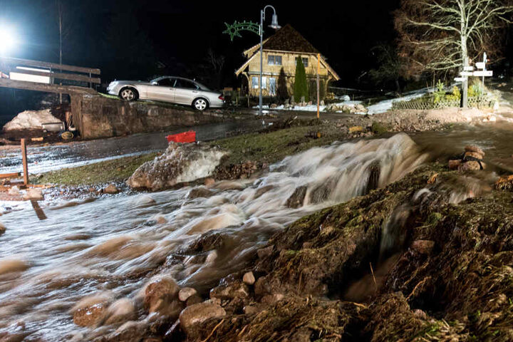 Geröllmassen liegen am in Menzenschwand im Schwarzwald auf der Strasse. Langanhaltende Regenfälle und Schneeschmelzen haben einen Sturzbach an einem Berghang verursacht.