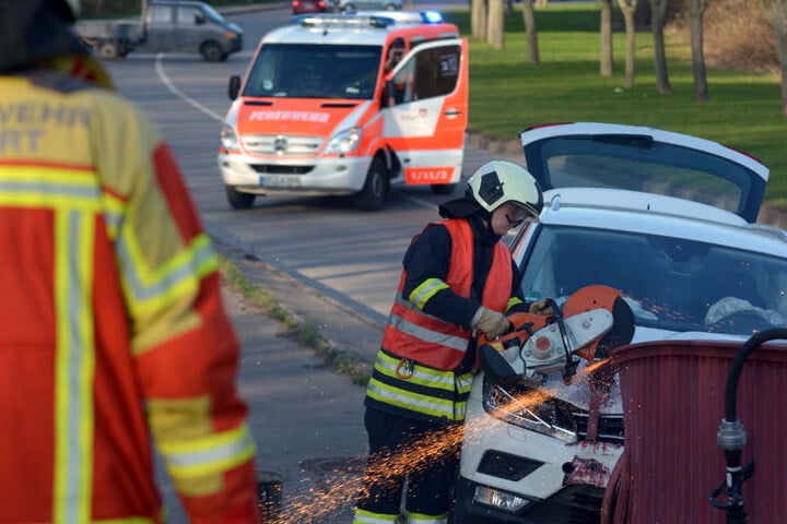 Die Feuerwehr musste das Fahzreug mit einer Flex freischneiden.