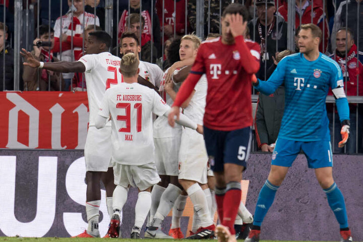 Die Spieler des FC Augsburg bejubeln ihren Treffer zum 1:1-Endstand.
