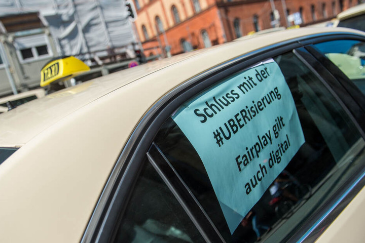 Taxifahrer demonstrier seit Jahren gegen die drohende "Uberisierung". Bald könnte es ernst werden für sie. (Archivbild)