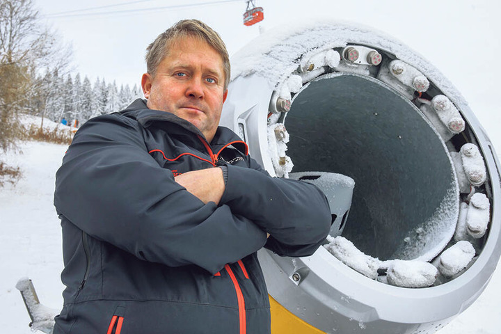 Mit zwei Schneekanonen wurde die Zinnowitzer Strandpromenade beschneit. René Lötzsch (46), Chef der Fichtelberg Schwebebahn GmbH, kann die Klimakritik nicht verstehen.