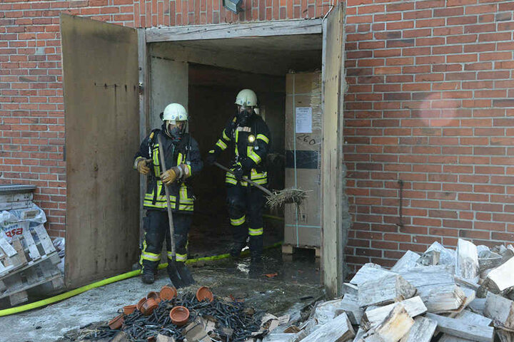 Zwei Feuerwehrleute gingen mit Atemschutzmasken in die Scheune und räumten sie aus.