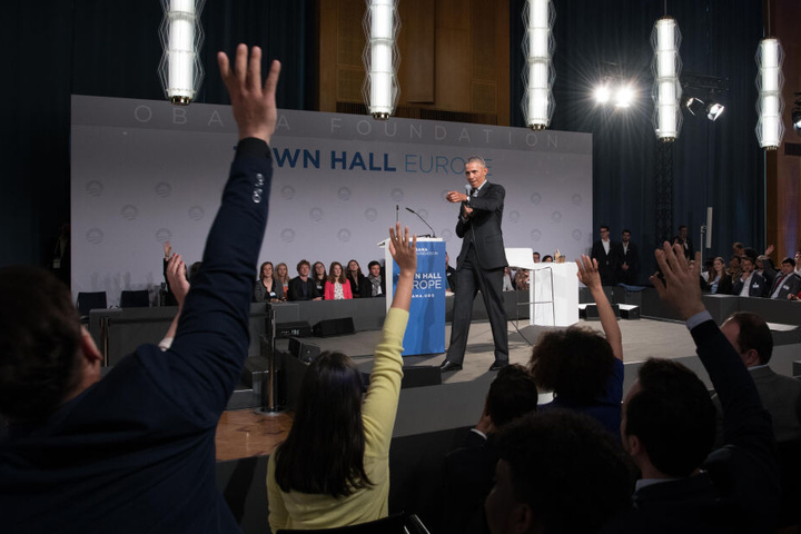 Der früherer US-Präsident Barack Obama stellt sich bei einer "Town-Hall"-Veranstaltung in der European School of Management and Technology den Fragen junger Menschen.
