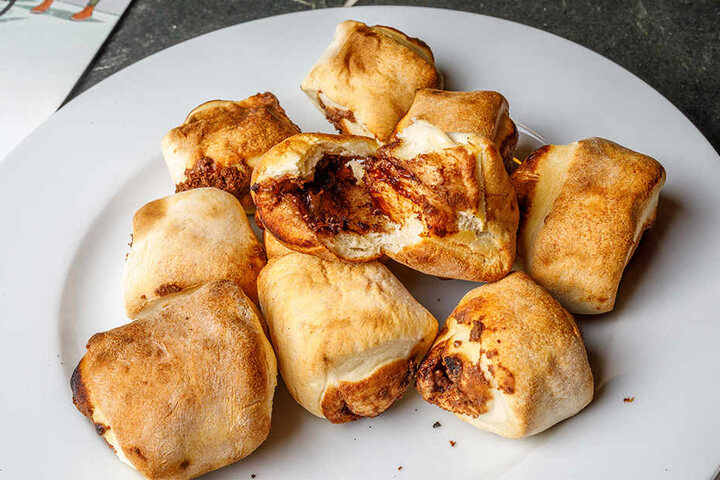 Die Nudossi-Creme wird im Brötchen mitgebacken.