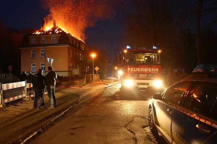 Bis in die späten Abendstunden löschten die Kameraden den Hausbrand. Die Ursache ist indes noch unklar.