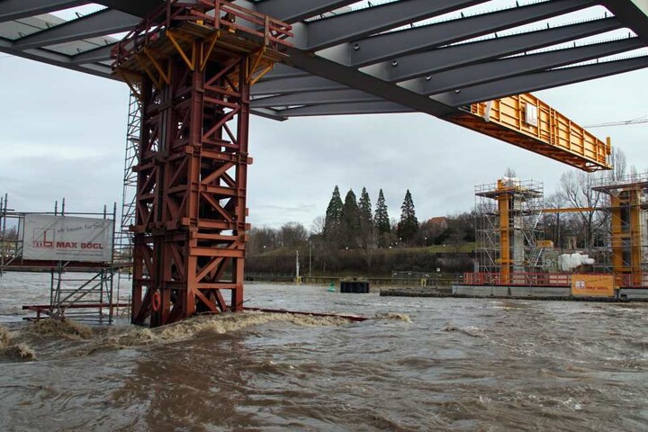 Ein Stahlpfeiler des Bahnprojekts Stuttgart 21 muss am Neckar enormen Wasserdruck standhalten.