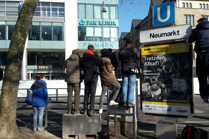 Zuschauer und Presse verfolgen die realistisch wirkende Simulation der Polizei.