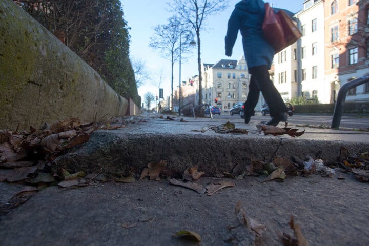 Desolater Gehweg in der Weststraße. Keiner kümmert sich um die Platten.