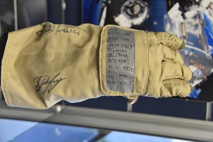 Diesen Handschuh trug Thomas Reiter, der 1995 als erster Deutscher in das Weltall ausstieg.