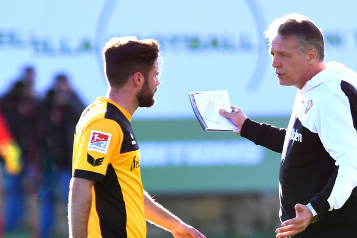 Trainer Uwe Neuhaus (r.) spricht mit Niklas Kreuzer. Beide wollen heute das Hinspielergebnis korrigieren.