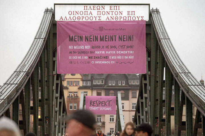 Mit riesigen Plakaten auf denen unter anderem "Mein Nein meint Nein!" in verschiedenen Sprachen steht, machte die Stadt Frankfurt/Main am 20.12.2017 auf das Problem sexueller Übergriffe aufmerksam.