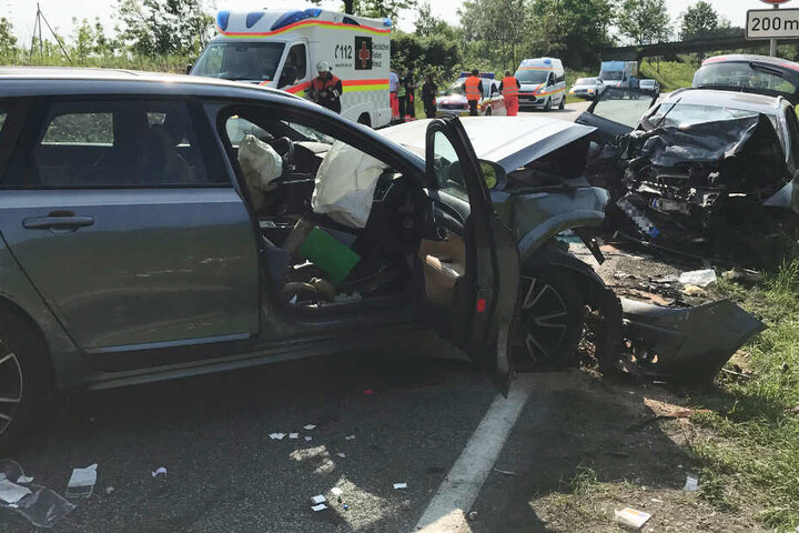 Zwei Menschen sind tot, drei weitere teils schwer verletzt: Ein Unfall auf der Bundesstraße 31 erschüttert Bayern.